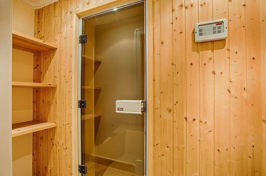 5 bedroom villa with a swimming pool