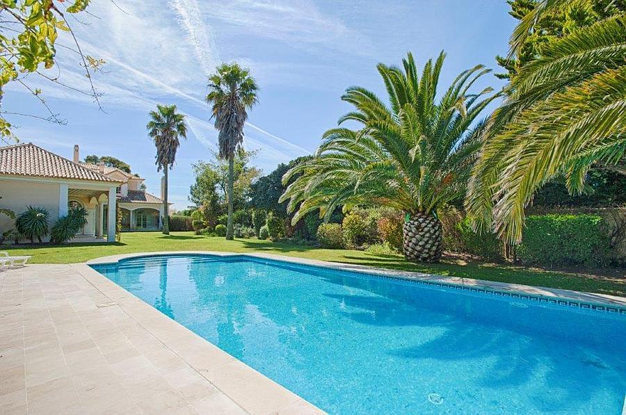 5 bedroom villa with a swimming pool