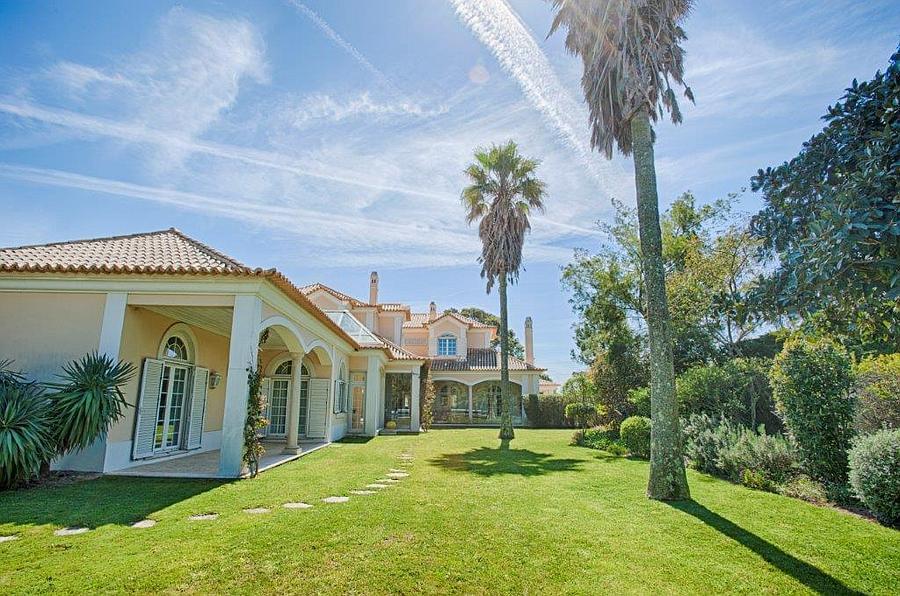 5 bedroom villa with a swimming pool