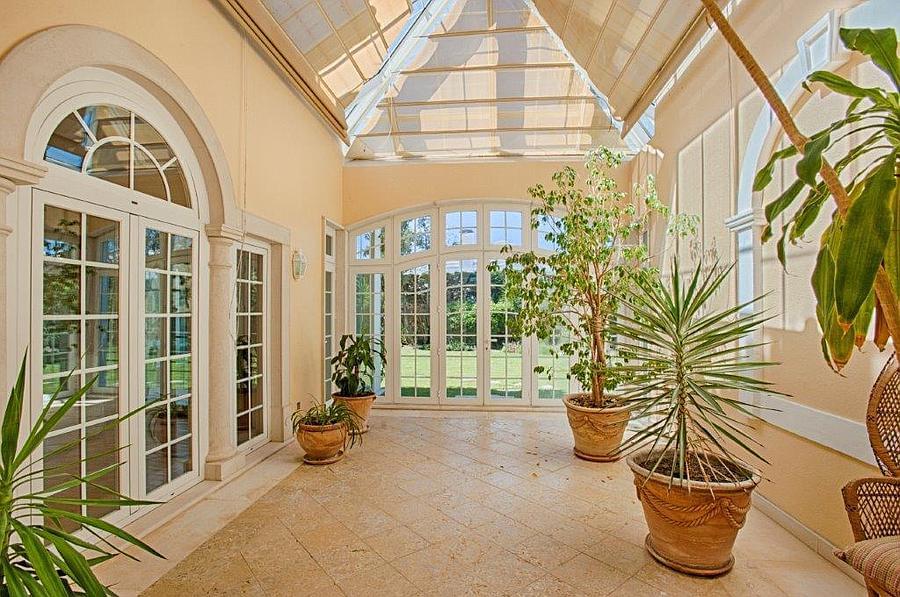 5 bedroom villa with a swimming pool