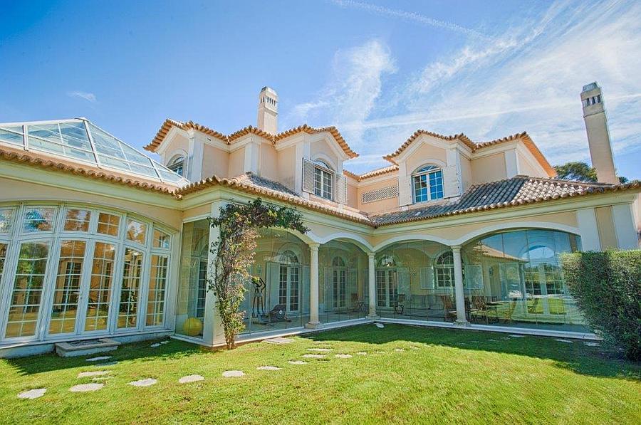 5 bedroom villa with a swimming pool