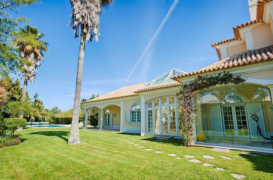 5 bedroom villa with a swimming pool