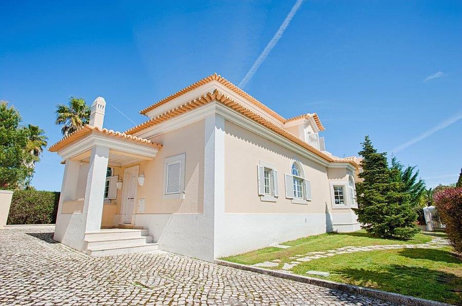 5 bedroom villa with a swimming pool