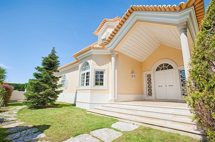 5 bedroom villa with a swimming pool