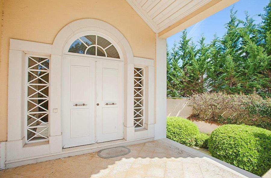 5 bedroom villa with a swimming pool