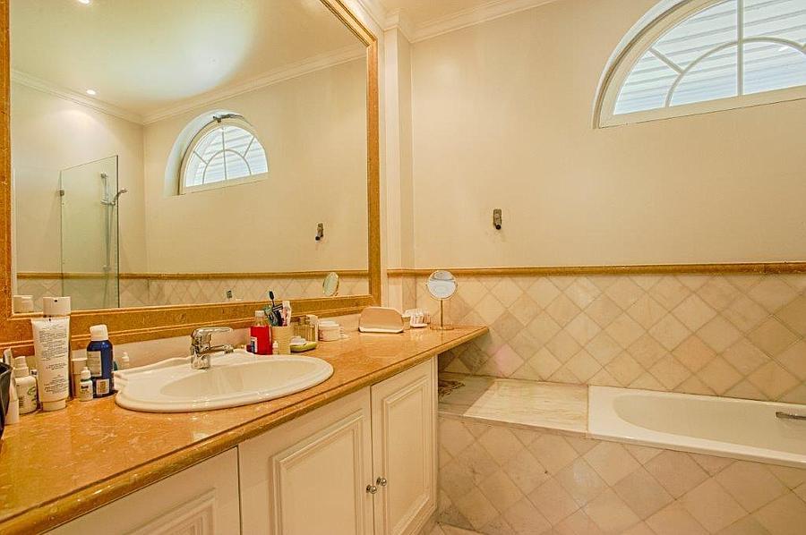 5 bedroom villa with a swimming pool