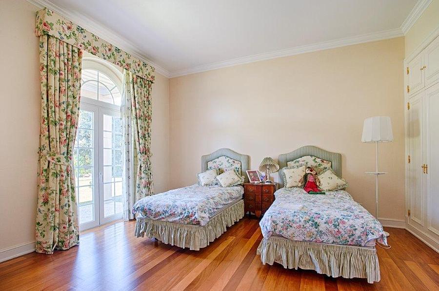 5 bedroom villa with a swimming pool