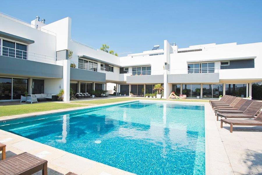 4 bedroom villa with a swimming pool