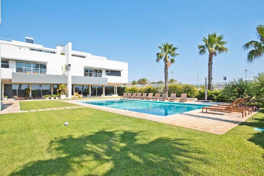 4 bedroom villa with a swimming pool