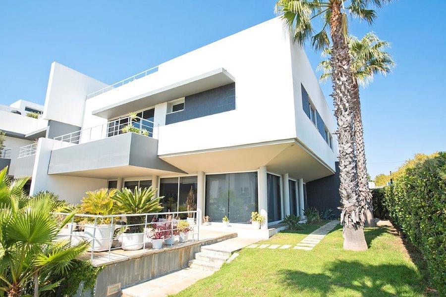 4 bedroom villa with a swimming pool