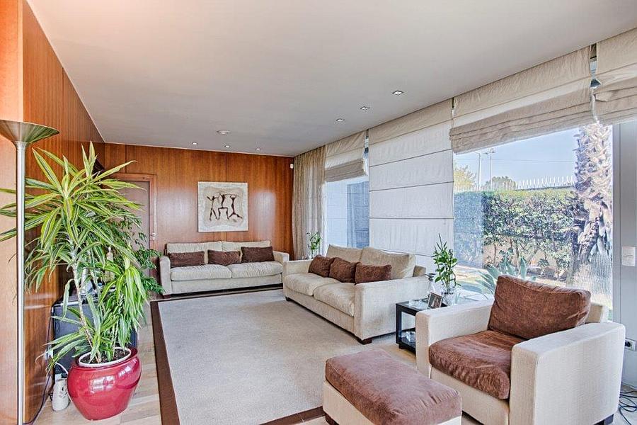 4 bedroom villa with a swimming pool