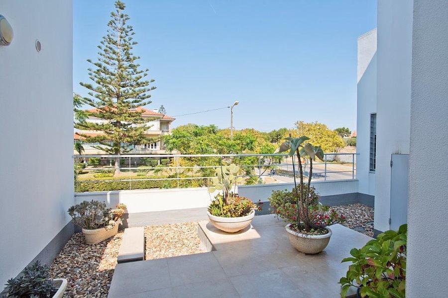 4 bedroom villa with a swimming pool