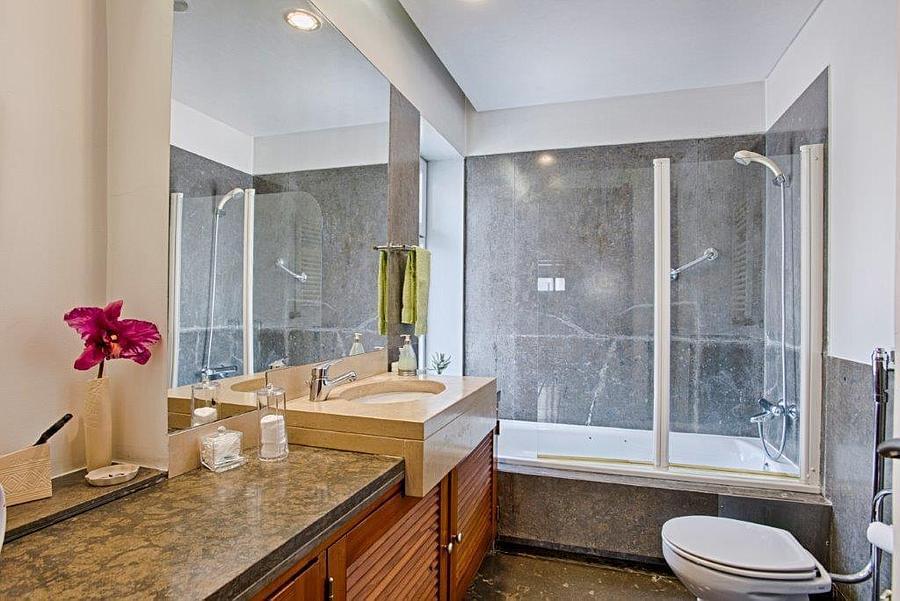 4 bedroom villa with a swimming pool