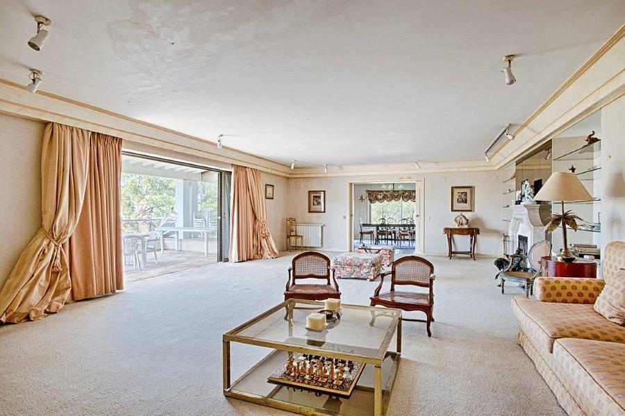 8 bedroom villa with a swimming pool