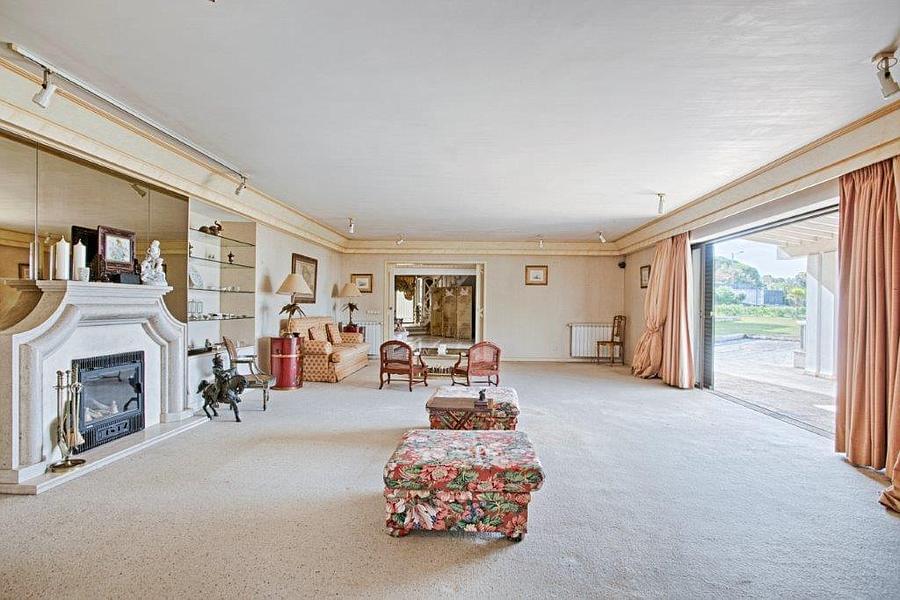 8 bedroom villa with a swimming pool