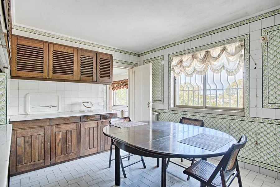 8 bedroom villa with a swimming pool