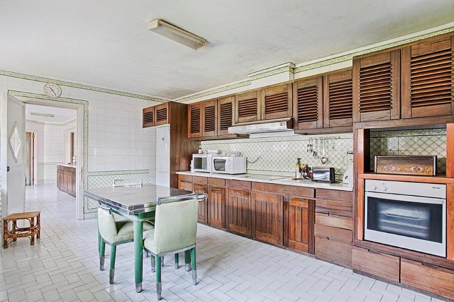 8 bedroom villa with a swimming pool