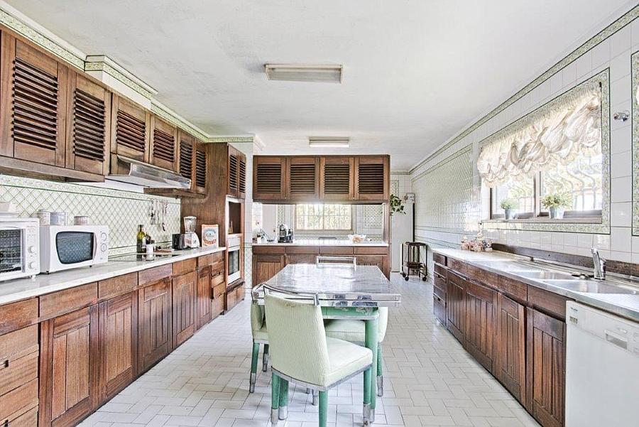 8 bedroom villa with a swimming pool