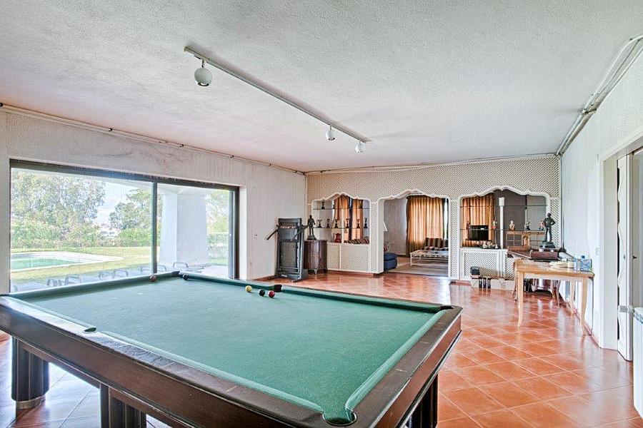 8 bedroom villa with a swimming pool