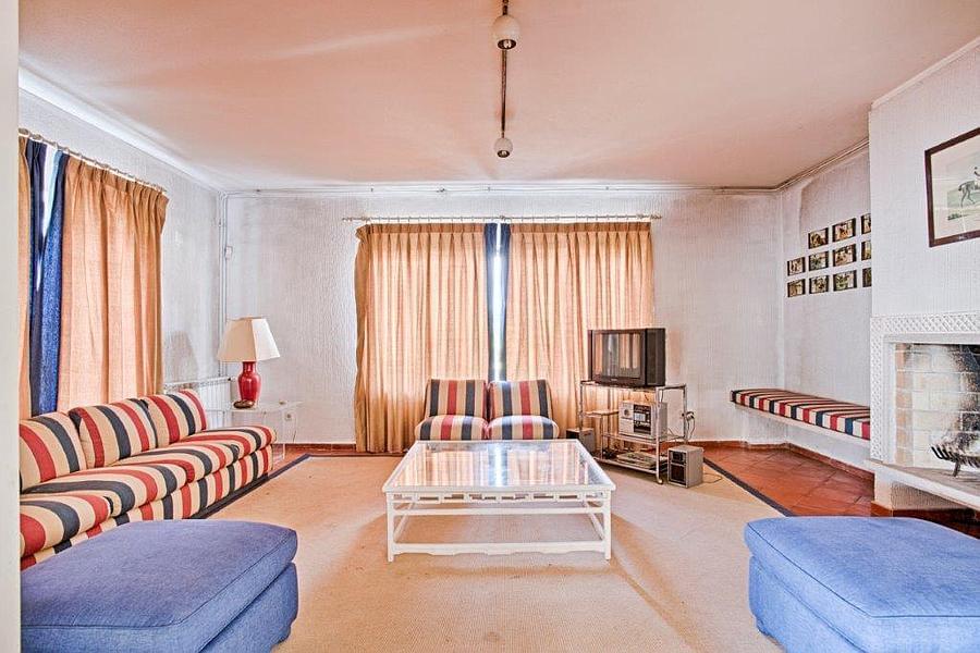 8 bedroom villa with a swimming pool