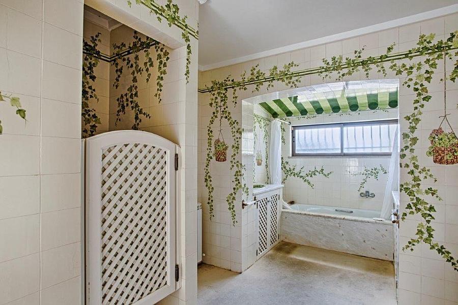 8 bedroom villa with a swimming pool