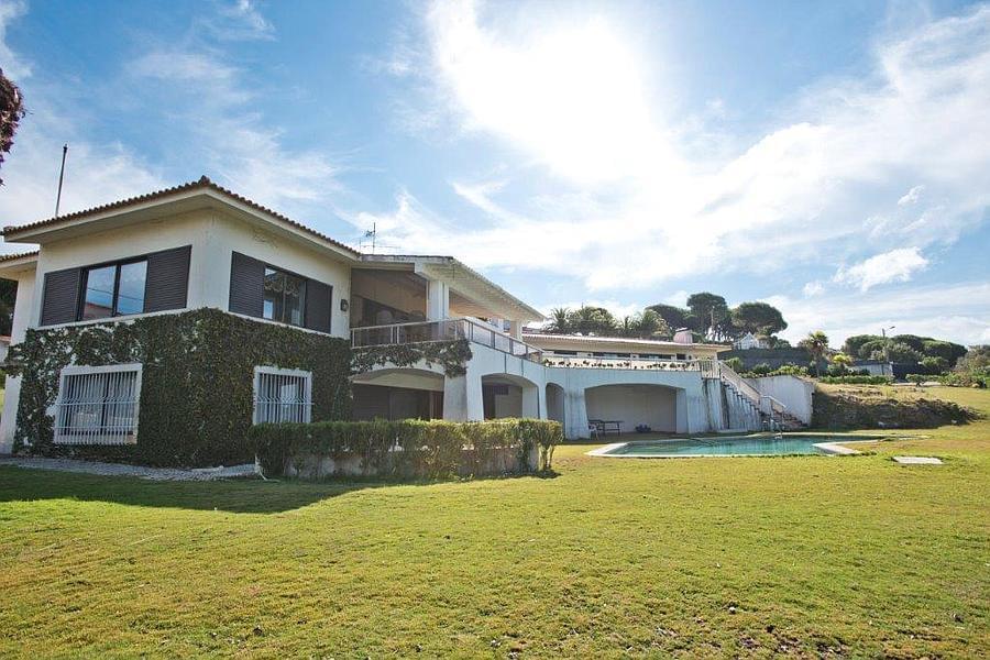 8 bedroom villa with a swimming pool