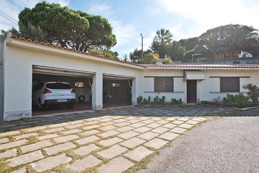 8 bedroom villa with a swimming pool