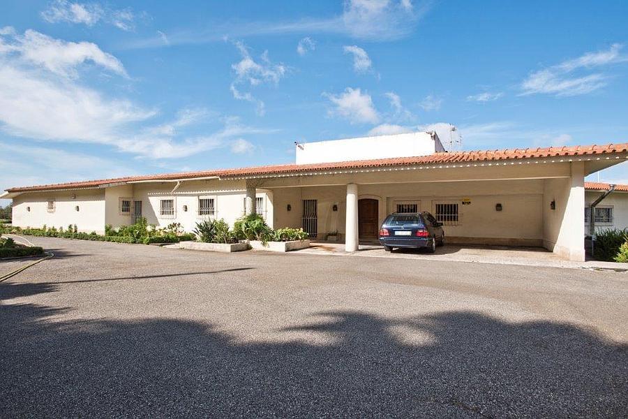 8 bedroom villa with a swimming pool