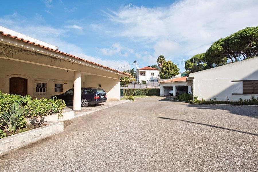 8 bedroom villa with a swimming pool