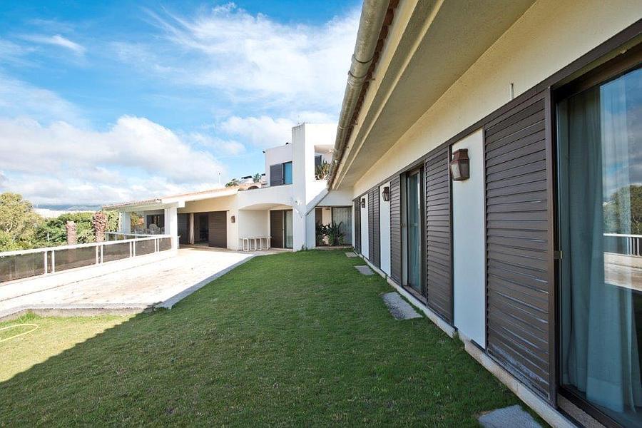 8 bedroom villa with a swimming pool