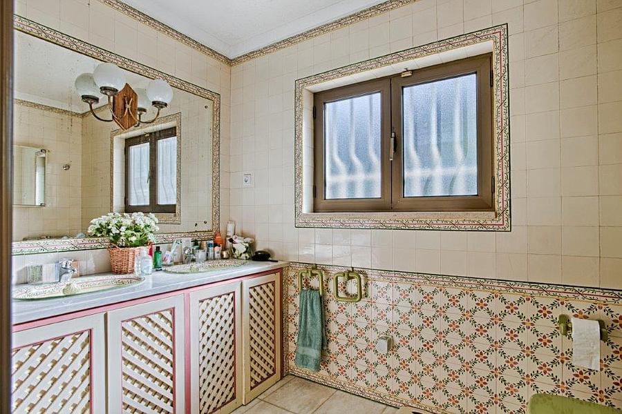 8 bedroom villa with a swimming pool