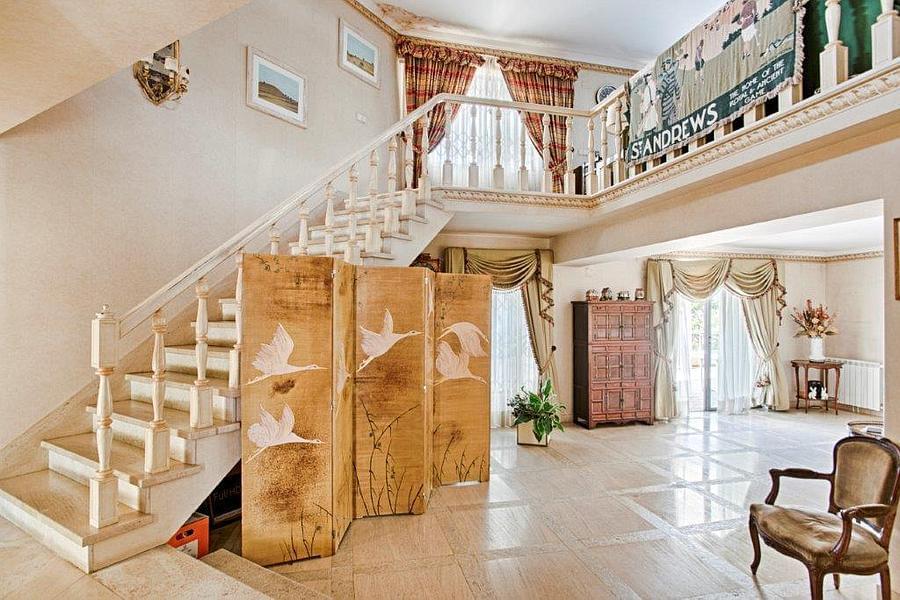 8 bedroom villa with a swimming pool