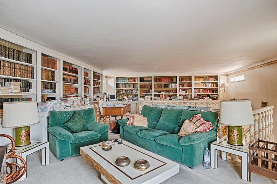 8 bedroom villa with a swimming pool