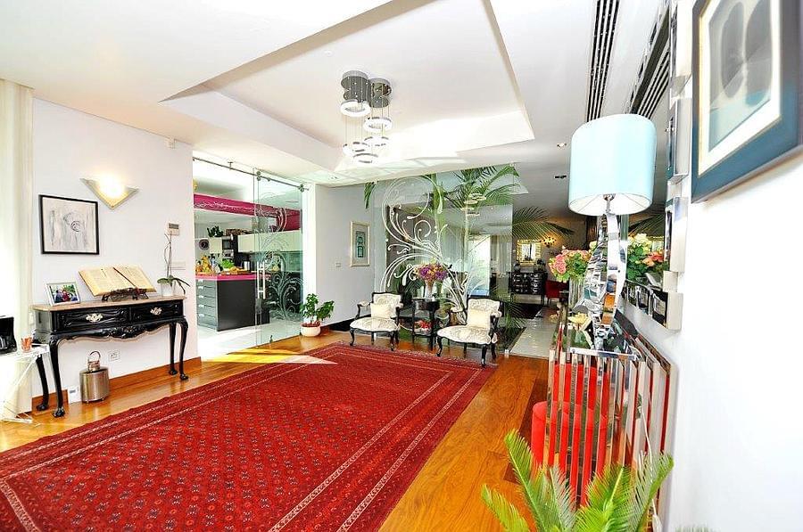 4 bedroom villa with a swimming pool in gated community