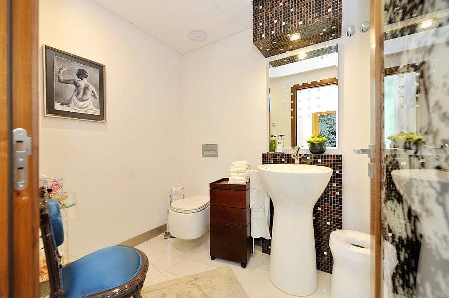 4 bedroom villa with a swimming pool in gated community