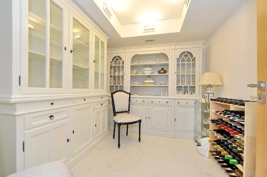 4 bedroom villa with a swimming pool in gated community