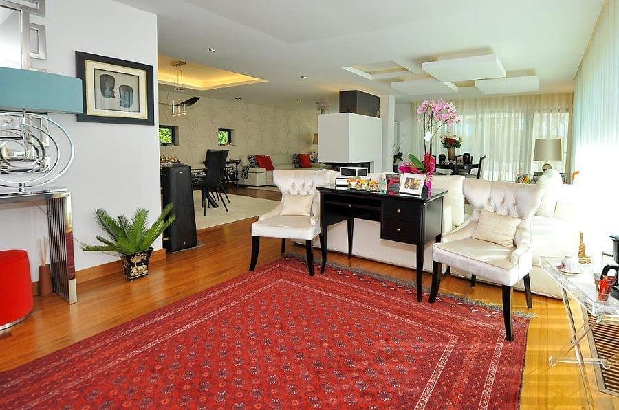 4 bedroom villa with a swimming pool in gated community