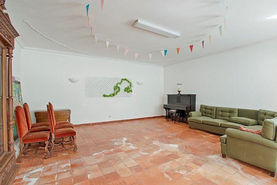 8 bedroom villa with a swimming pool