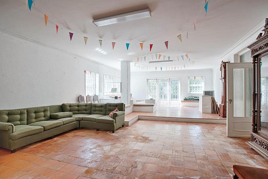 8 bedroom villa with a swimming pool