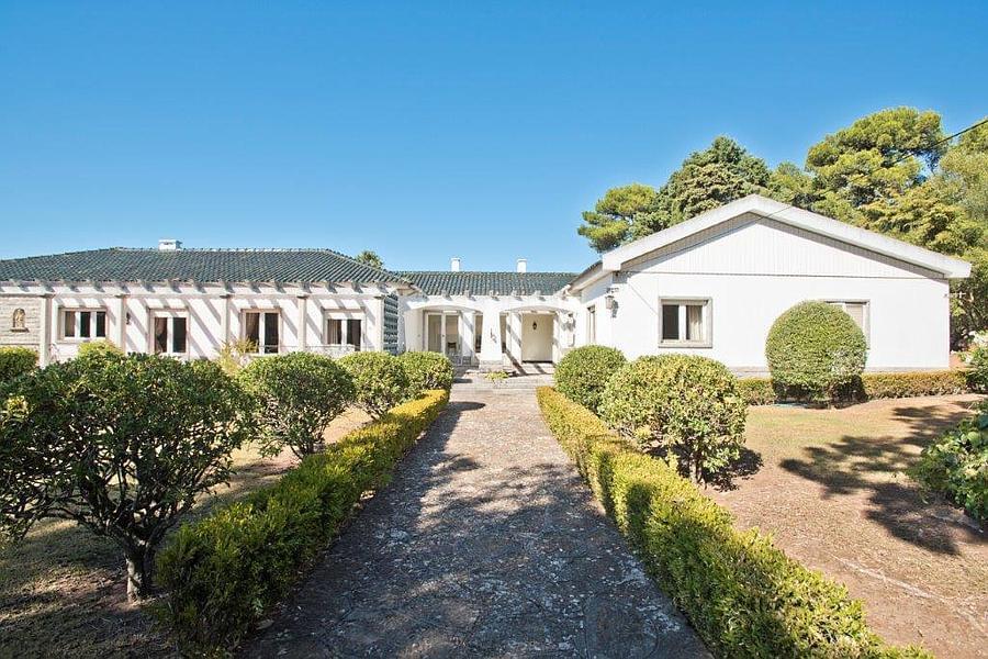 8 bedroom villa with a swimming pool