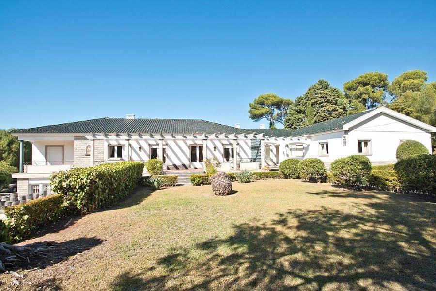 8 bedroom villa with a swimming pool