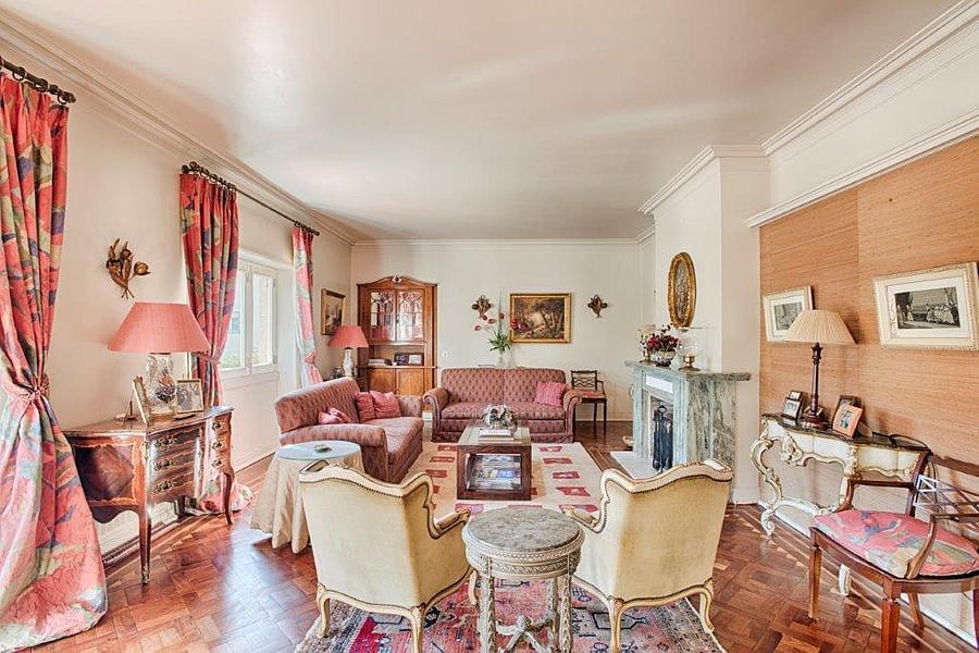 8 bedroom villa with a swimming pool