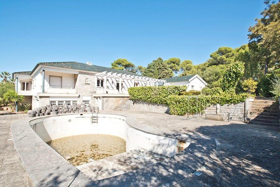 8 bedroom villa with a swimming pool