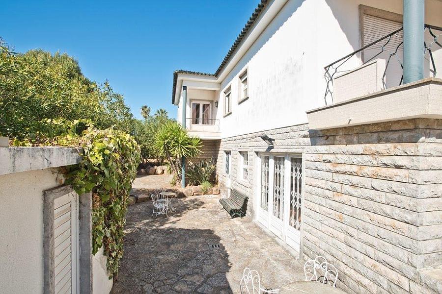 8 bedroom villa with a swimming pool