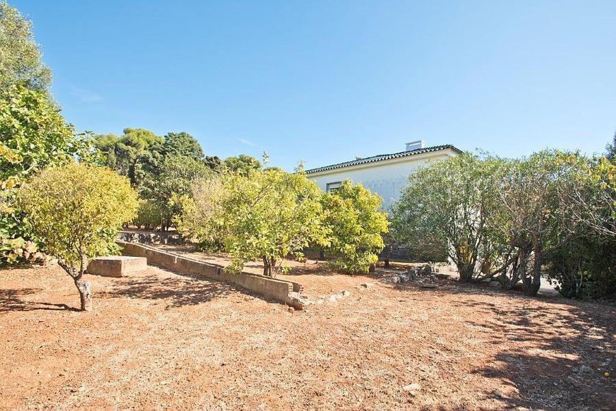 8 bedroom villa with a swimming pool