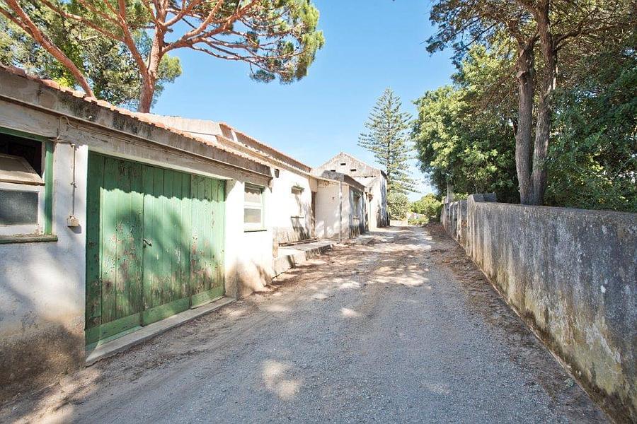 8 bedroom villa with a swimming pool