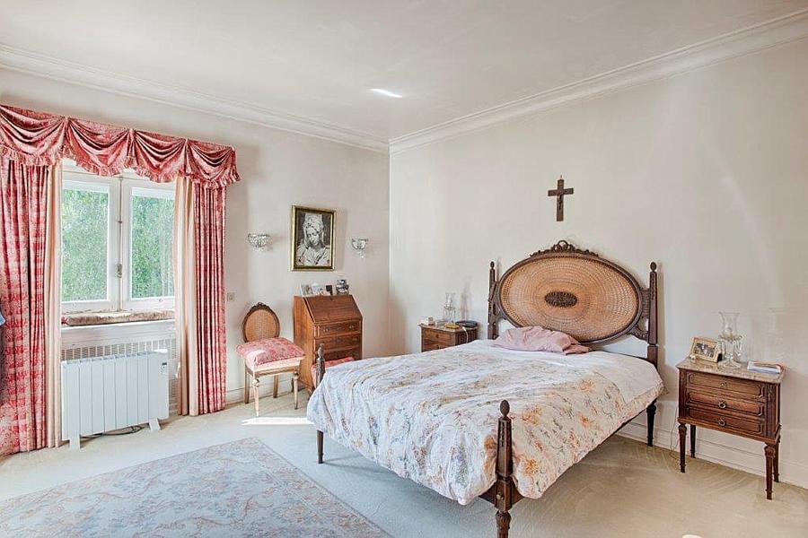 8 bedroom villa with a swimming pool