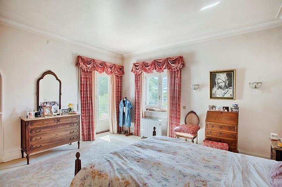 8 bedroom villa with a swimming pool