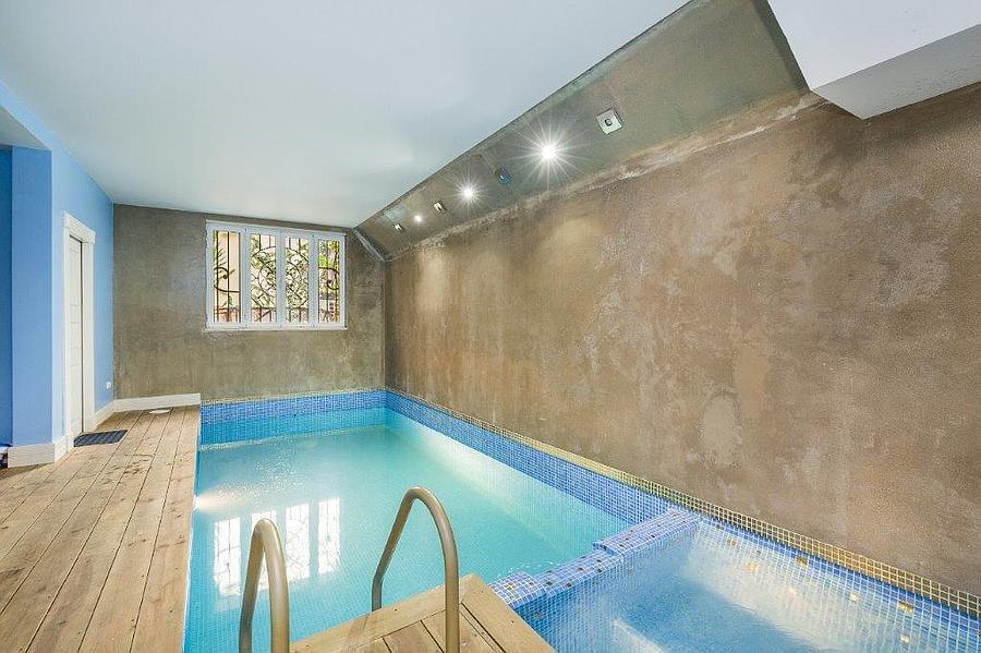 4 bedroom villa with a swimming pool