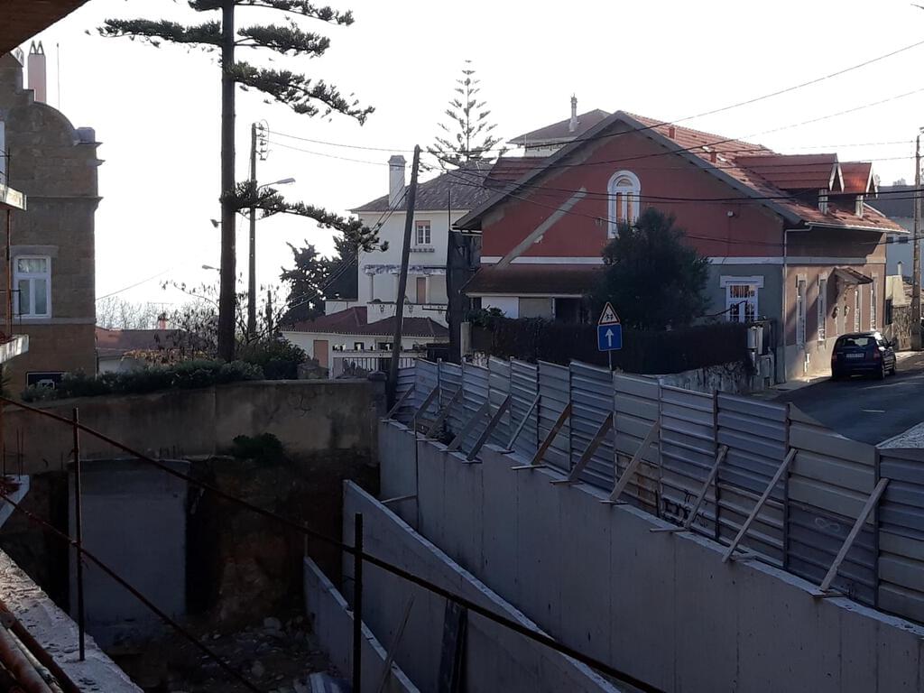 3 bedroom apartment with a swimming pool in gated community